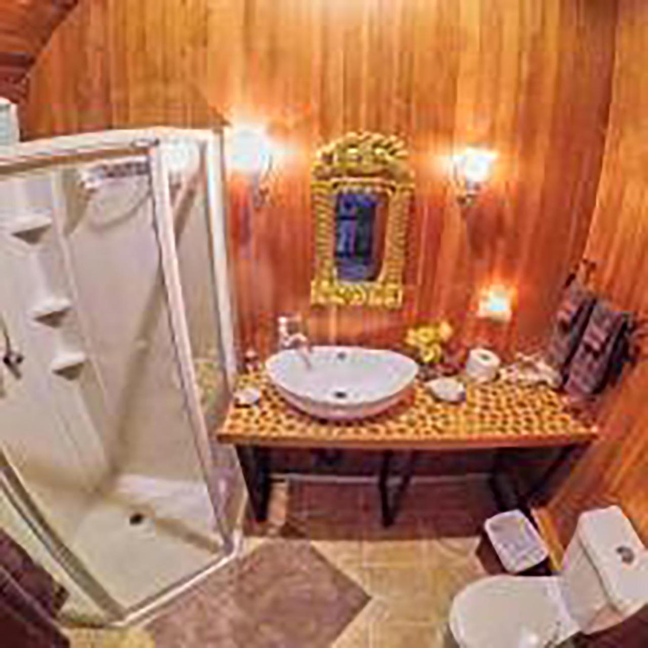 Wedgwood Manor And Glamping Retreat Otel Crawford Bay Dış mekan fotoğraf