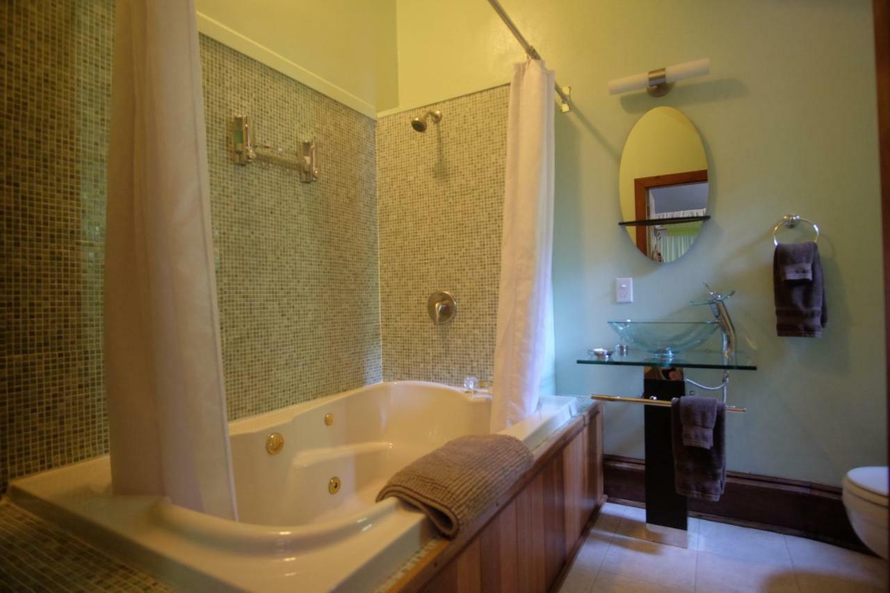 Wedgwood Manor And Glamping Retreat Otel Crawford Bay Dış mekan fotoğraf
